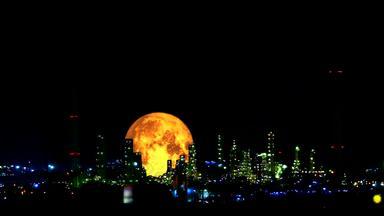 <strong>血</strong>收获月亮移动通过光石油炼油厂黑暗晚上天空